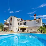 Mit Pool, Klima, Grillplatz, Balkon
